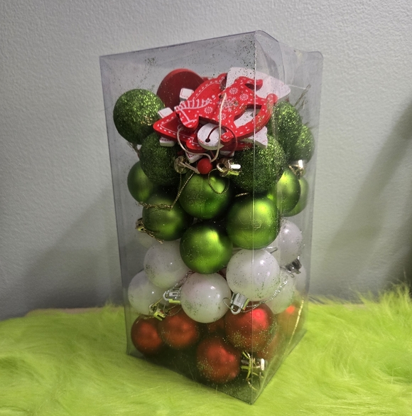 Festive Holiday Ornament Set - Green, Red, White With Wooden Ornaments NEW - Picture 1 of 5